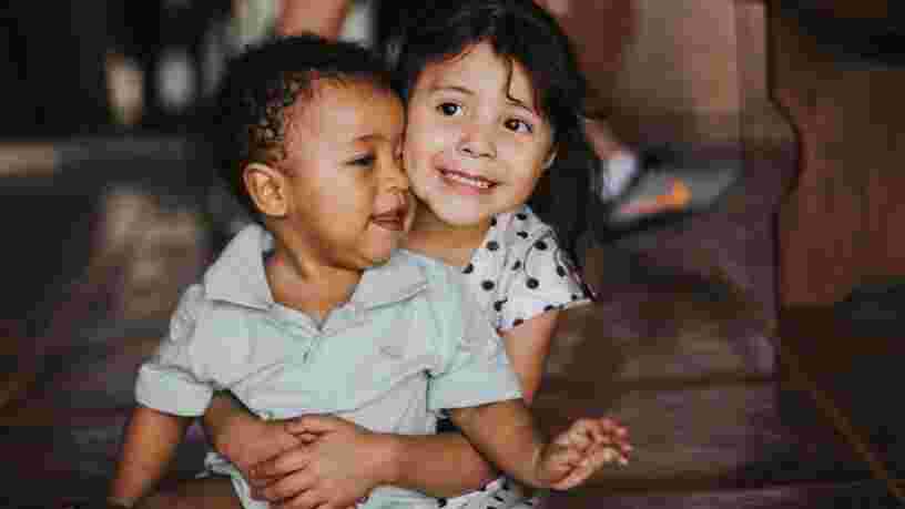 Les enfants ayant une grande sœur développeraient plus tôt le langage que ceux qui ont un grand frère