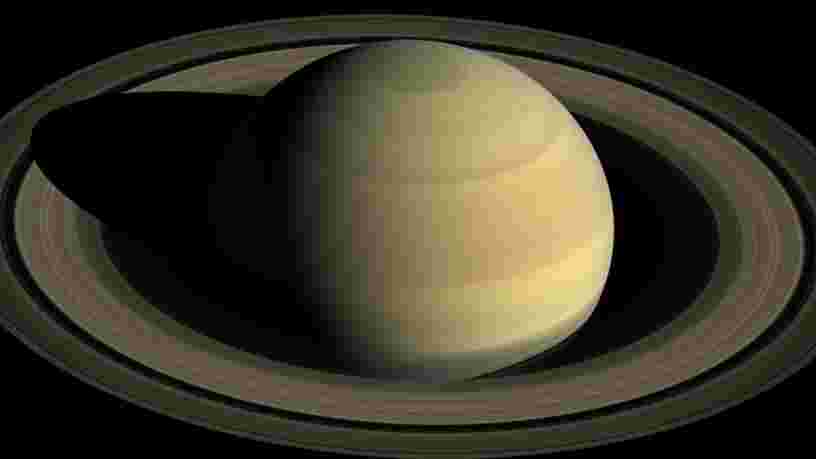 Les anneaux de Saturne pourraient être plus vieux qu'on ne le pensait jusqu'à présent malgré leur apparence