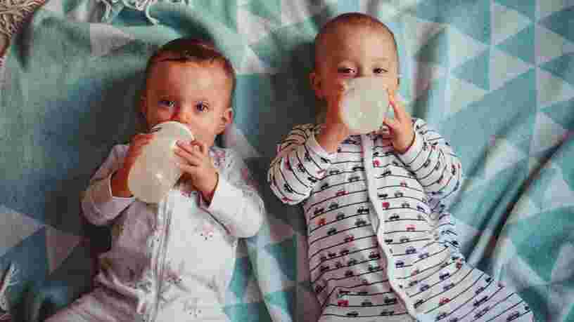 Voici les laits pour bébé Nestlé et Danone à éviter selon Foodwatch, qui alerte sur la présence d'huiles minérales toxiques