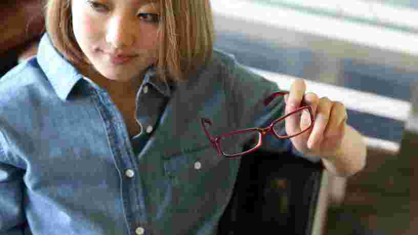 Des Japonaises interdites de porter des lunettes au travail pour éviter d'avoir l'air 'froides' et 'pas féminines'