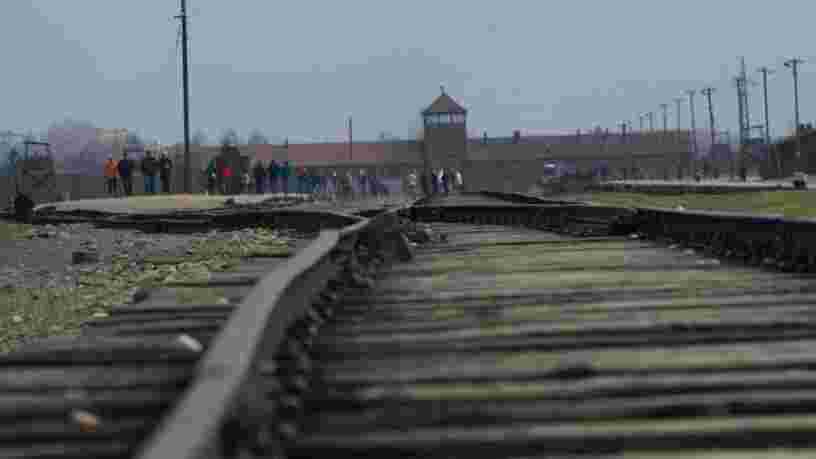Des décorations de Noël avec des images d'Auschwitz vendues sur Amazon