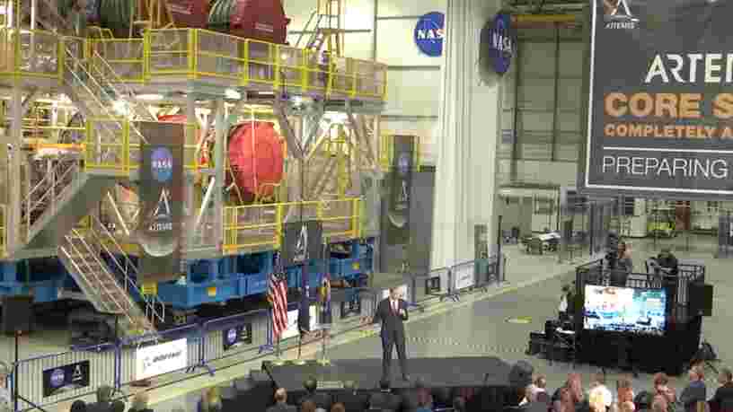 La NASA a dévoilé l'étage principal finalisé de sa fusée censée ramener des humains sur la Lune