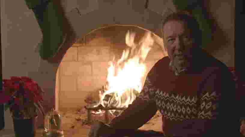 Kevin Spacey, toujours accusé d’agression sexuelle, appelle à plus de ‘gentillesse’ dans une étrange vidéo de Noël