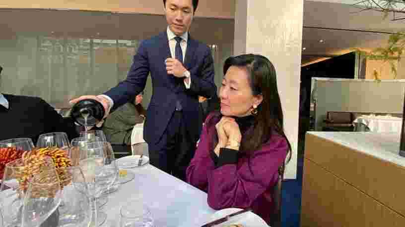 La sommelière de Singapore Airlines explique pourquoi la compagnie dépense 30 M$ en vin et en champagne