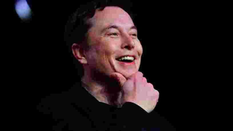 Elon Musk promet que les Tesla pourront bientôt parler aux piétons et le prouve avec une vidéo