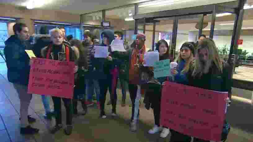 Des manifestants ont été payés pour se rendre à l'audience sur l'extradition de la directrice financière de Huawei et prétendre la soutenir