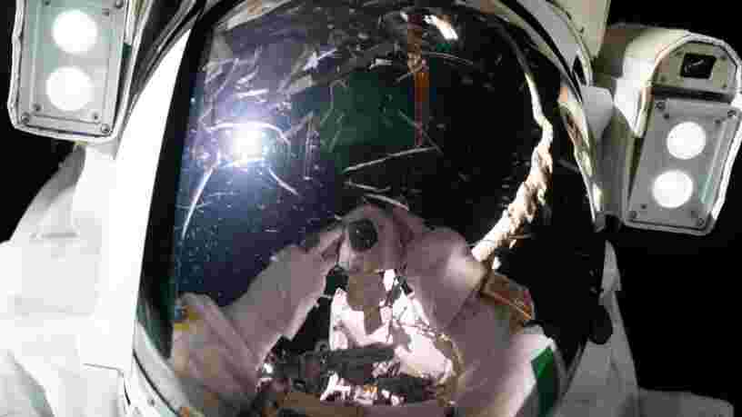 Un astronaute italien prend un incroyable selfie pendant qu'il flotte dans l'espace