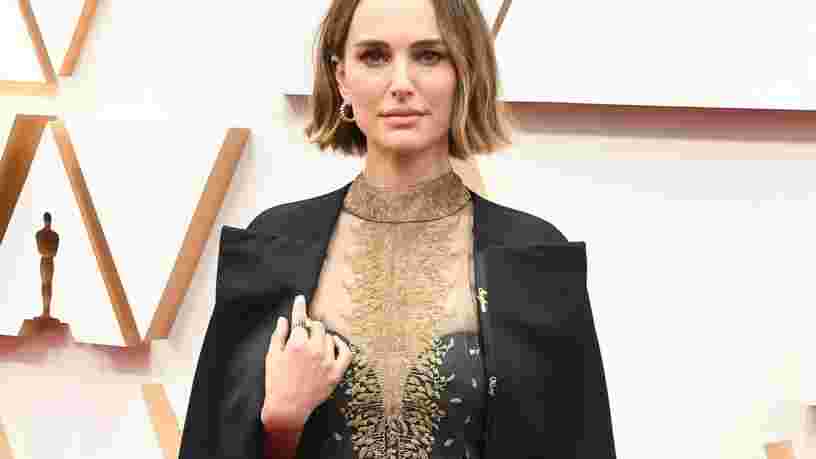 Oscars 2020 : Natalie Portman a rendu hommage aux réalisatrices ignorées par la cérémonie sur sa tenue