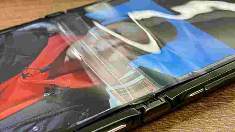 La réédition du Motorola Razr à clapet a déjà des problèmes, son écran pliable se décolle