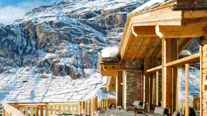 Un chalet suisse avec 7 chambres a été nommé 'meilleur chalet de ski du monde' 2 années de suite — découvrez pourquoi ce titre est mérité