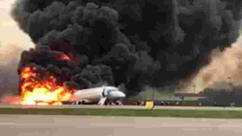 "Un éclair a frappé l'avion" qui a atterri en feu à Moscou, selon un rescapé