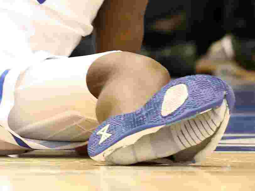 La basket Nike d'un basketteur américain explose. L'action ... La basket Nike d'un basketteur américain explose. L'action ...