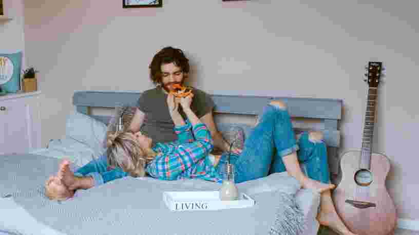 8 façons de parler d'argent avec votre partenaire dès le début de votre relation amoureuse