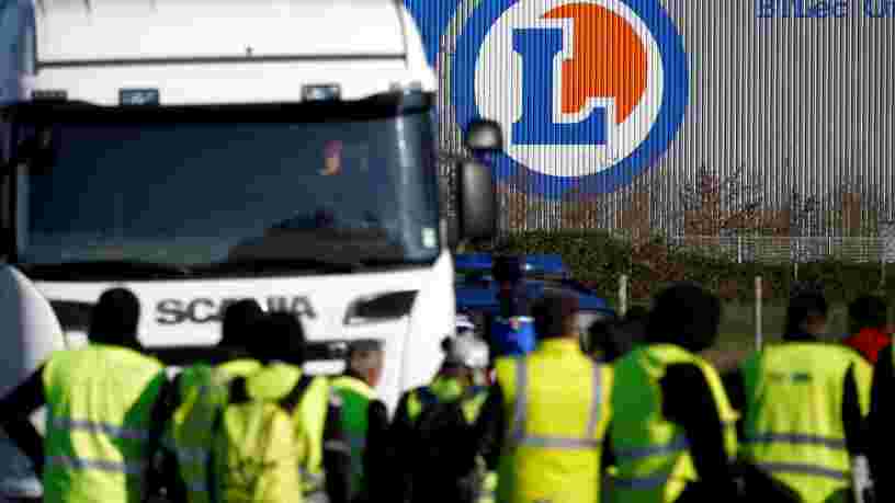 Le mouvement des 'gilets jaunes' a coûté 35% de chiffre d’affaires à la grande distribution — pour la seule journée du 17 novembre