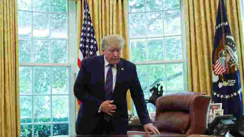 Donald Trump imprime les tweets à son sujet qu'il apprécie, les signe et les envoie à leurs auteurs