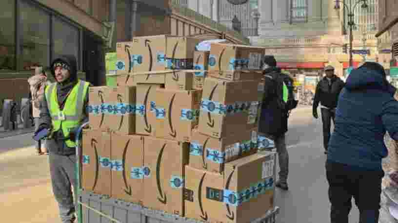 Amazon annonce des 'ventes record' pour les fêtes et dit n'avoir jamais reçu autant de commandes
