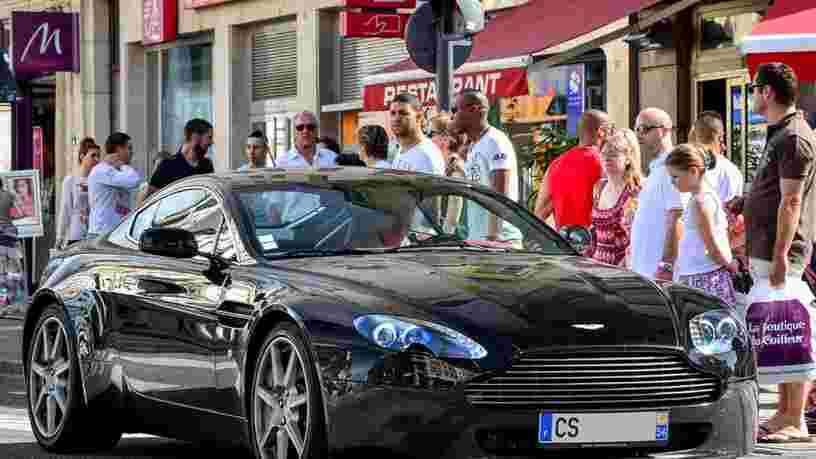 Le constructeur de voitures sportives Aston Martin chute à peine entré à la Bourse de Londres