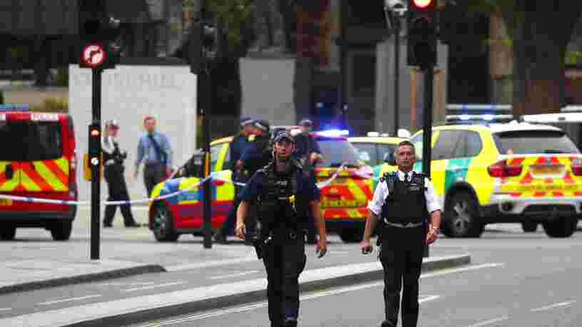 Un homme a renversé des passants en voiture et percuté une barrière de sécurité près du Parlement britannique à Londres — l'incident est traité comme un 'acte terroriste'
