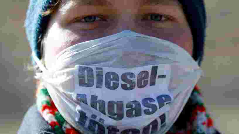 L'Europe ouvre une enquête 'approfondie' sur 5 constructeurs automobiles allemands pour savoir s'ils ont volontairement empêché de réduire les émissions polluantes