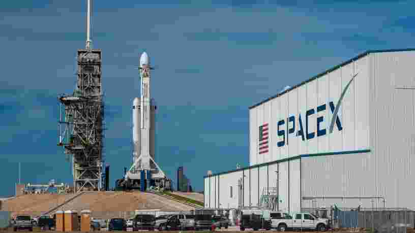 L'énorme fusée Falcon Heavy de SpaceX est sur la rampe de lancement — voici à quoi elle ressemble de près