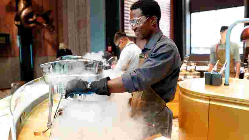 Starbucks arrive sur le marché italien en ouvrant son plus grand café d'Europe — découvrez ce lieu hors norme avec ses comptoirs en marbre, son atelier de torréfaction et son bar à cocktails