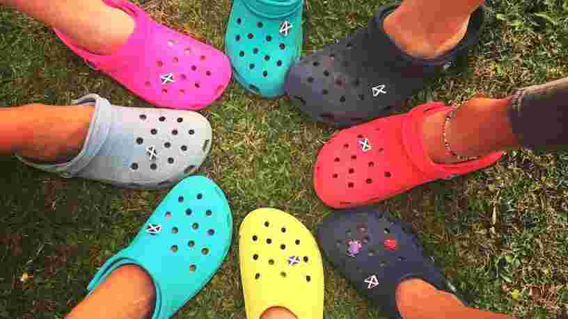 La popularité des Crocs décolle chez les ados alors que la mode du moche s'impose