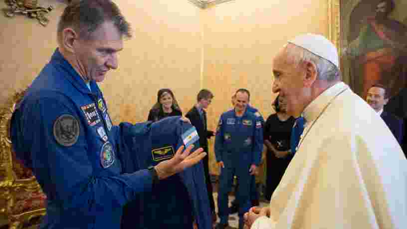 Le Pape a reçu une combinaison d'astronaute similaire à celle portée par l'équipage de la Station spatiale internationale — à un détail près