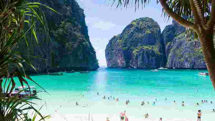 La célèbre plage thaïlandaise du film 'La Plage' va fermer à cause des dégâts causés par les touristes trop nombreux