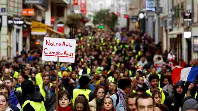 Le mouvement des 'Gilets jaunes' ralentit l'activité du secteur privé — et ça pourrait contrecarrer la politique d'Emmanuel Macron sur 2 sujets