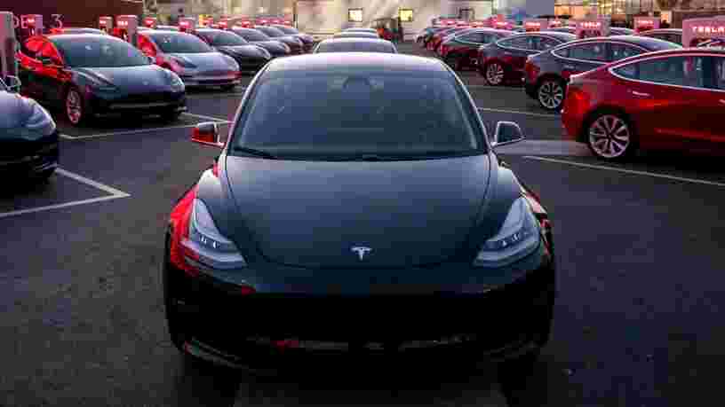 Une voiture électrique standard sera vendue au même prix qu'une voiture à essence comparable d'ici 5 ans, prédit le cofondateur de Tesla