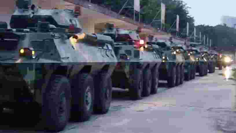 Des vidéos montrent les tanks de la police militaire chinoise affluer à proximité de Hong Kong