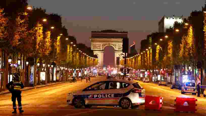 Un policier et un assaillant ont été tués dans une fusillade 'd'ordre terroriste' sur les Champs-Elysées à Paris