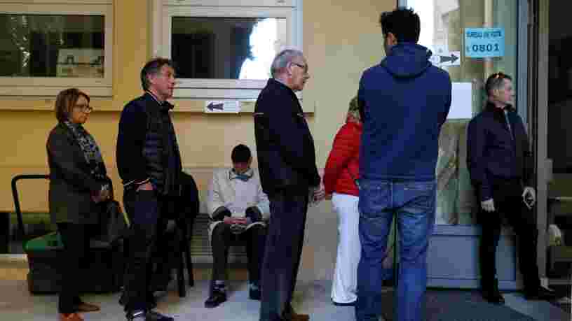 Les Français votent pour le second tour de l'élection présidentielle de 2017