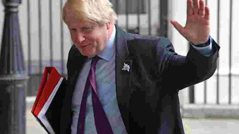 La livre sterling recule face à l'euro et au dollar après la démission de Boris Johnson du gouvernement britannique