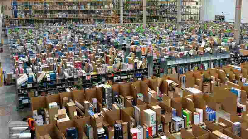 Les colis ont l'air entassés n'importe comment dans les entrepôts d'Amazon — voici pourquoi c'est en fait très astucieux