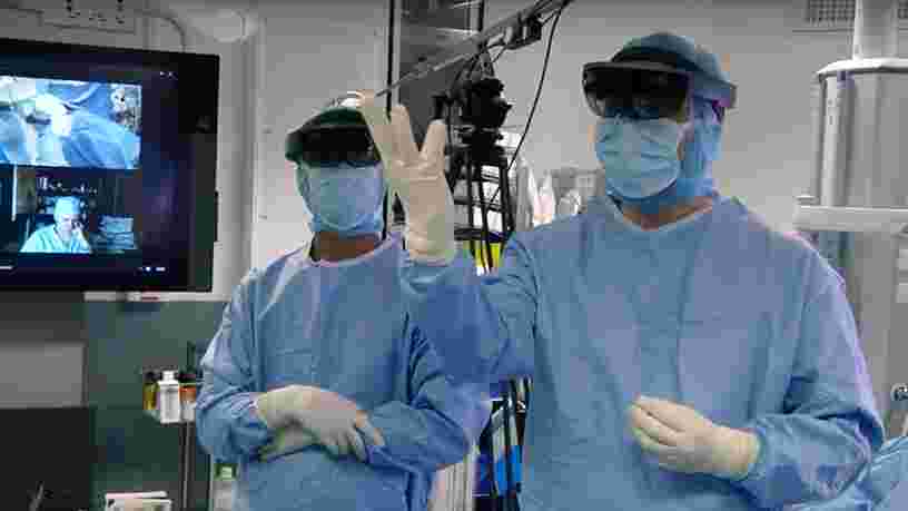 Un chirurgien français a utilisé pour la première fois au monde le casque de réalité augmentée HoloLens lors d'une opération — voici comment ça l'a aidé