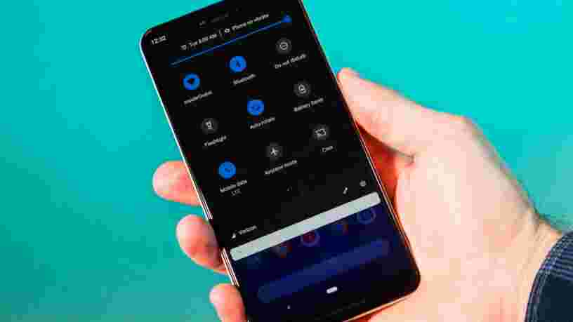 Google a finalement confirmé quelque chose que les gens suspectaient depuis longtemps — le mode sombre sur les téléphones Android permet d'économiser de la batterie
