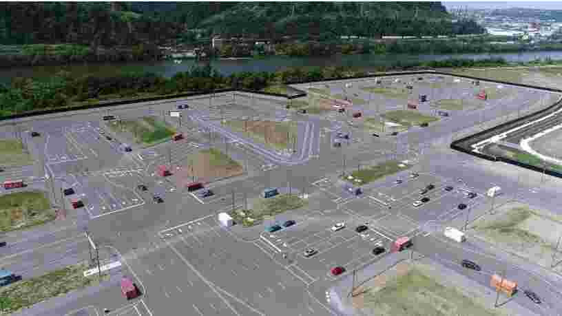 Uber a construit une ville factice à Pittsburgh avec des mannequins errants pour tester ses voitures autonomes