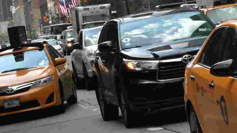 La ville de New York vient de voter le plafonnement du nombre de chauffeurs Uber et Lyft et appliquera un salaire minimum pour les chauffeurs