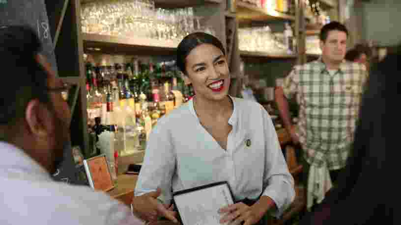 L’élue démocrate Alexandria Ocasio-Cortez renfile son tablier de serveuse pour appeler à relever le salaire minimum
