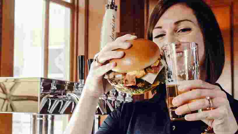 On vous présente Carl's Jr., la chaîne américaine de burgers vieille de plus de 70 ans qui arrive cette année en France