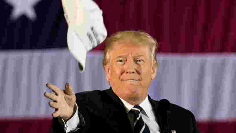 Des drapeaux et des casquettes Trump fabriqués en Chine seraient retenus à la douane alors que la guerre commerciale s'intensifie