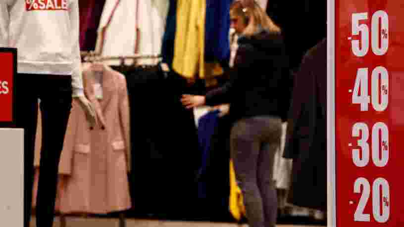 Après des semaines de conflit lié aux 'gilets jaunes', les commerçant misent sur les soldes pour limiter les dégâts