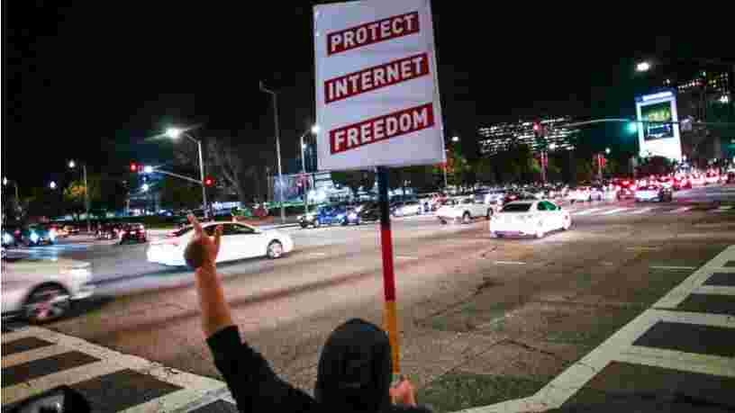 'C'EST PAS FINI': Le secteur de la tech explose après le vote de la FCC américaine pour tuer la neutralité du net