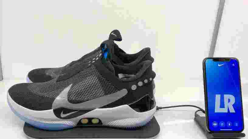 Nike vient de dévoiler une nouvelle paire de baskets futuristes à laçage automatique vendues 2 fois moins que le modèle original et vise une évolution 'des chaussures aux micrologiciels'