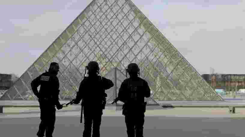 Des militaires ont été attaqués à l'arme blanche au Louvre à Paris — l'assaillant 'neutralisé'