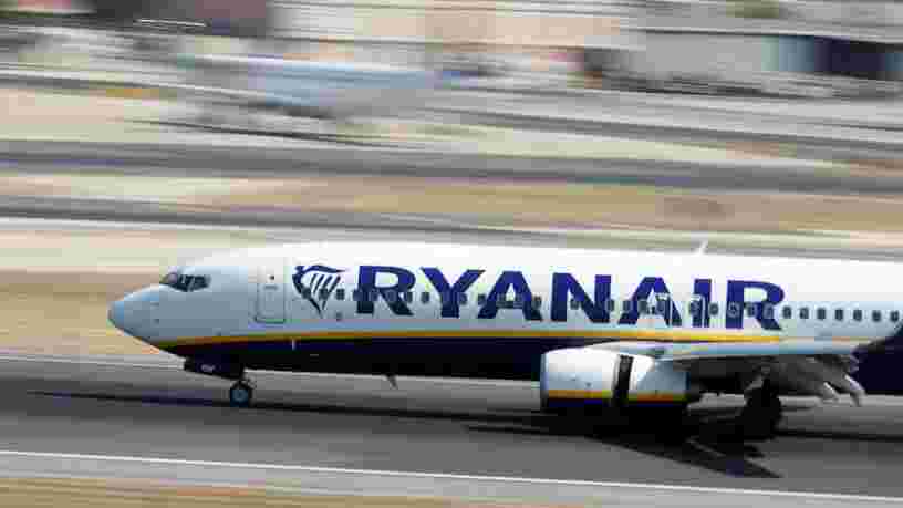 Ryanair se fait incendier sur les réseaux sociaux pour ne pas avoir débarqué un passager raciste après la publication d'une vidéo où on le voit insulter une femme noire