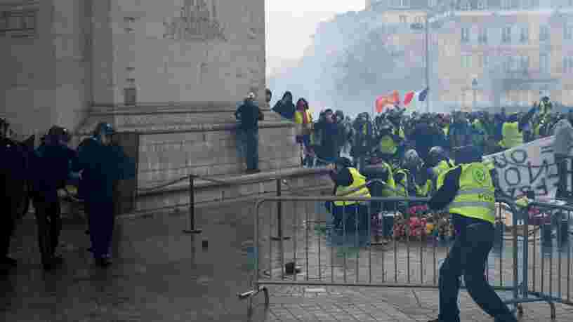 EN IMAGES: Grands magasins évacués, Arc de Triomphe tagué, voitures incendiées — Paris a été vandalisée par des émeutiers à l'occasion de la manifestation des 'Gilets jaunes'