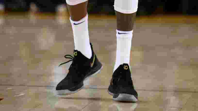 Nike a déboursé 1Md$ pour habiller les équipes de la NBA mais 2 superstars cachent le logo de la marque