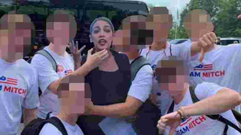 Alexandria Ocasio-Cortez dénonce une photo virale de jeunes Républicains étranglant une réplique d’elle en carton